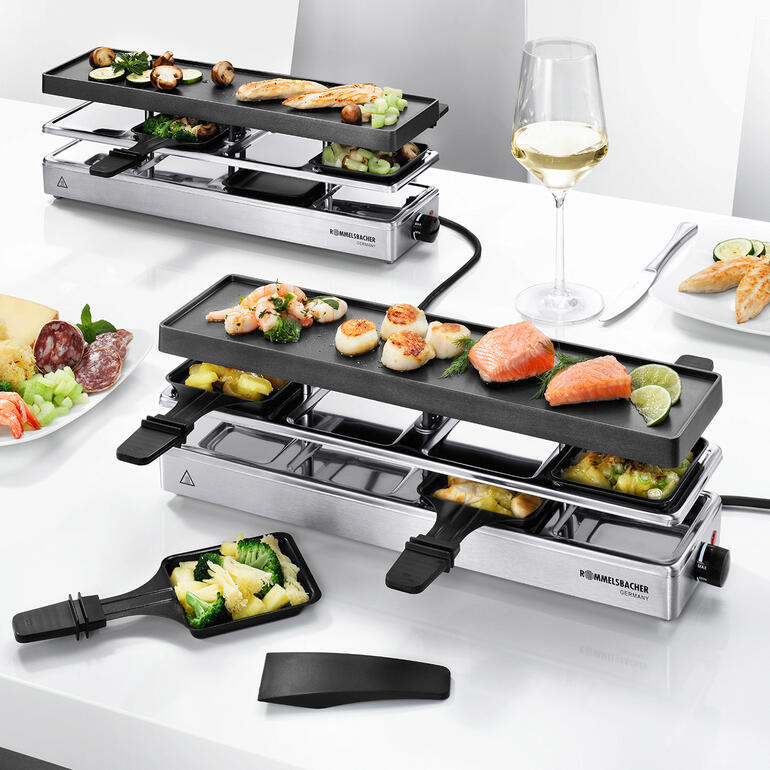 Kombi-Raclette mit verschiedenen Zutaten auf dem Tisch.