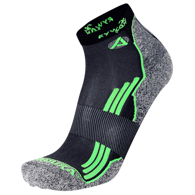 Erhältlich in zwei Strumpflängen für niedrige und hohe Sport- und Wanderschuhe. No-Limit-Sportsocke in schwarz mit verstärkter Ferse und grünem Akzent.