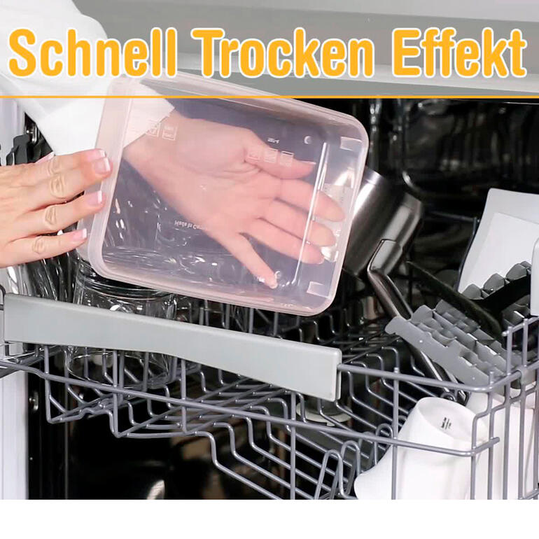 All-in-One Geschirrspülpulver, 1 kg Hand legt einen durchsichtigen Behälter in die Geschirrspülmaschine.