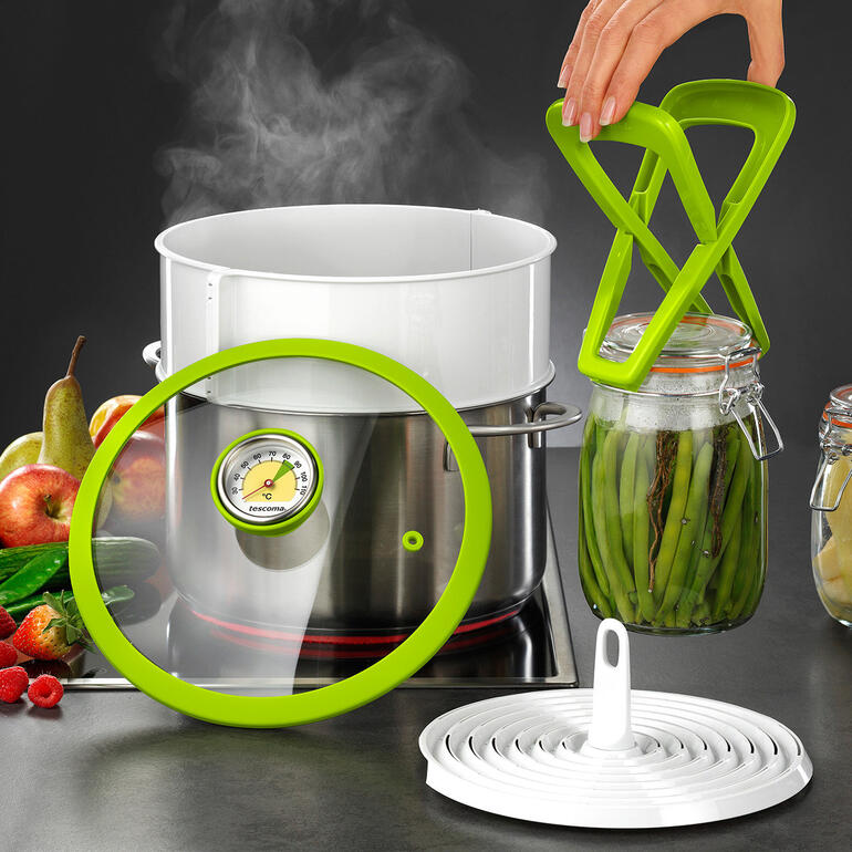 Einkoch-Set mit einem Einkochtopf, einem Thermometer und einem Glas mit eingelegtem Gemüse.