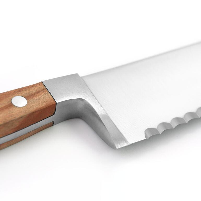 Brotmesser Franz Güde Nahaufnahme des Brotmessers, Fokus auf der Klinge.