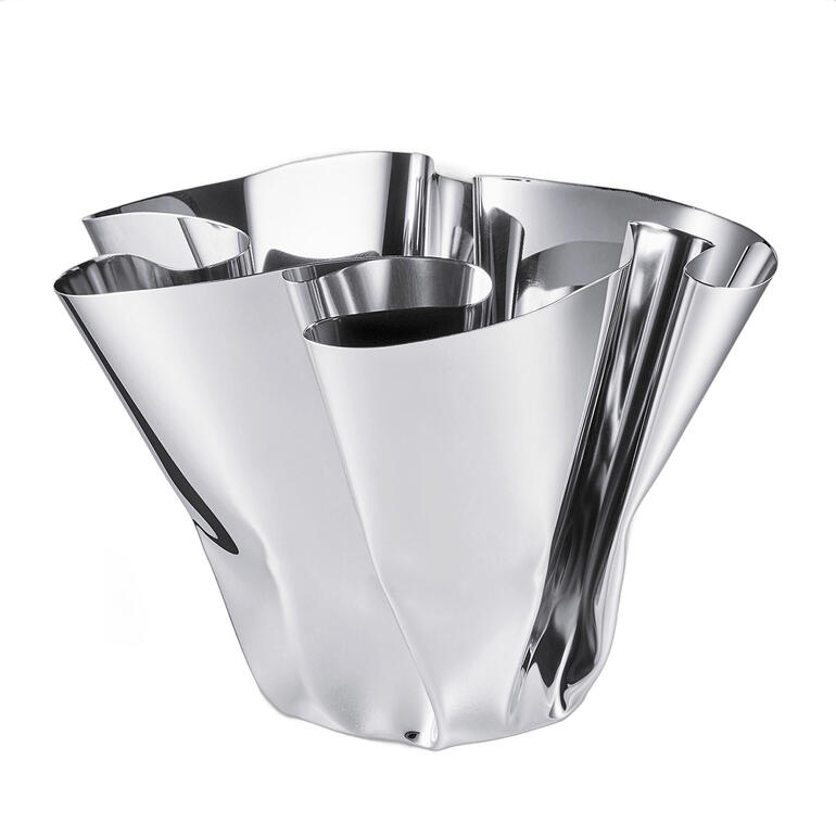 Elegant auch ohne Blumenschmuck. Einfache faltbare Vase aus glänzendem Metall.