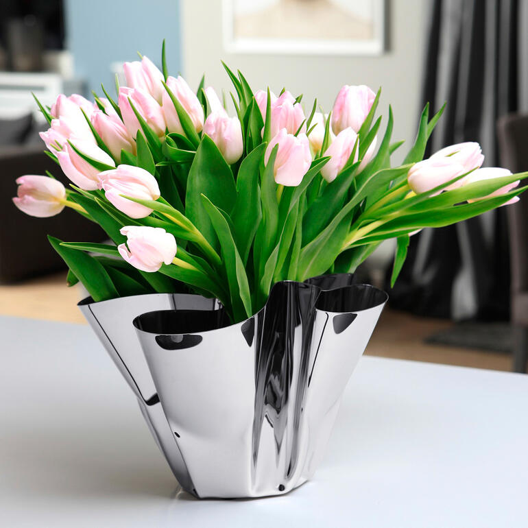 Faltvase Margeaux mit rosa Tulpen auf einem Tisch