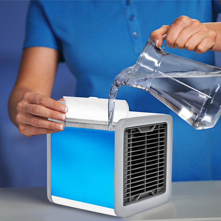 Personal Air-Cooler Wasser wird in den Personal Air-Cooler gegossen.