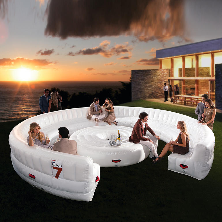 Lounge-Möbel Airlounge im Freien, umgeben von Freunden bei Sonnenuntergang.