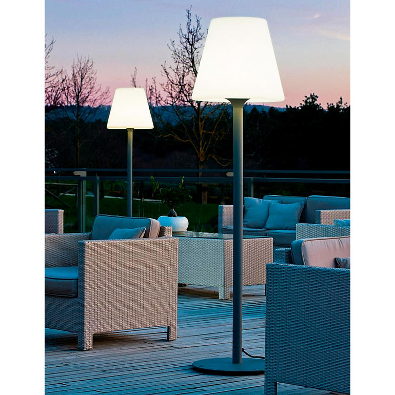 Zwei XXL Moonlight Stehlampen auf einer Terrasse bei Sonnenuntergang.