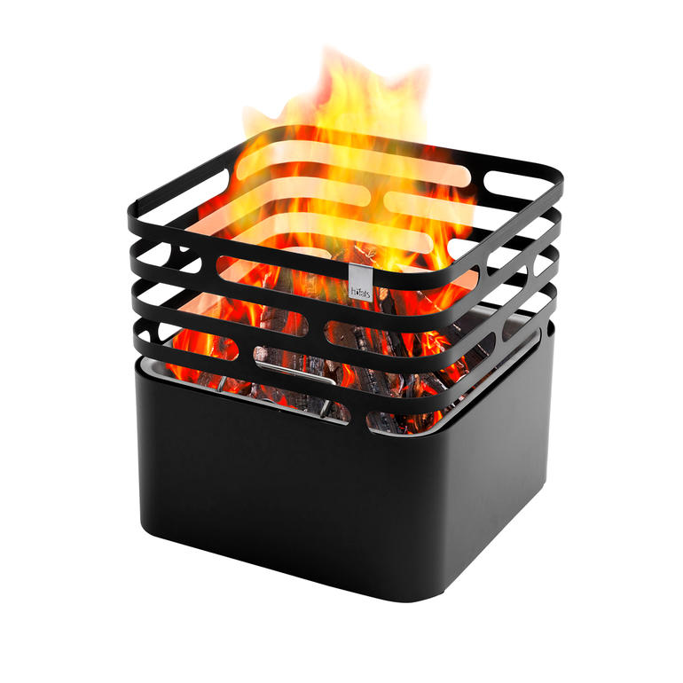 Schwarzer Feuerkorb mit geöffneten Gitterstäben und loderndem Feuer.