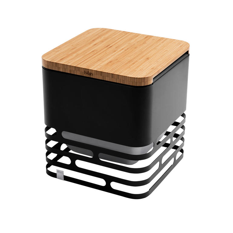Mit der separat erhältlichen Platte aus Bambusholz verwandeln Sie den Cube in einen praktischen Hocker oder Beistelltisch. Feuerkorb mit Holzdeckel und moderner Designstruktur.