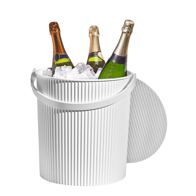 Großer weißer Multi Design Bucket mit mehreren Flaschen in Eiswasser.