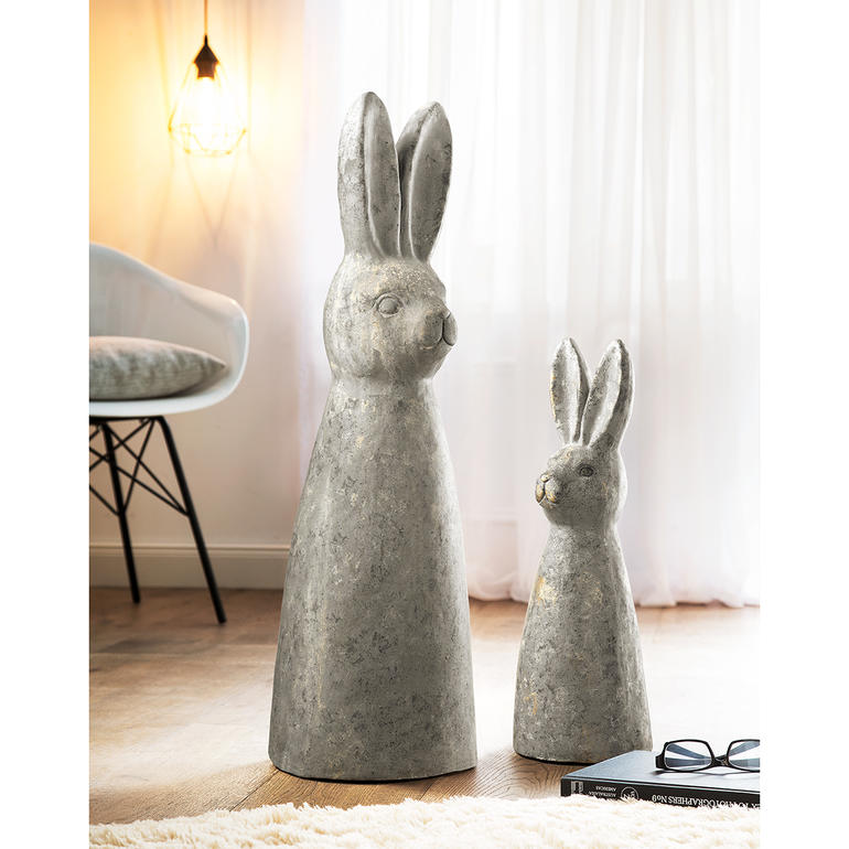 Hasenstatue Hasenstatue aus Beton neben einer Pflanze im Innenraum.