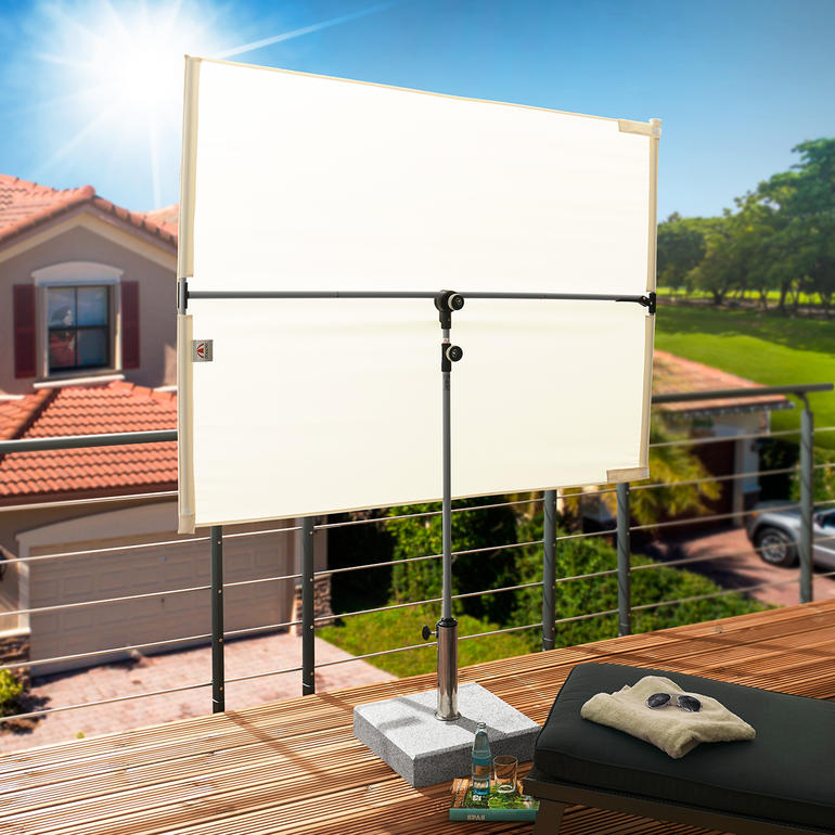 Doppler Sonnen- und Sichtblende auf einem Balkon mit einer Villa im Hintergrund.