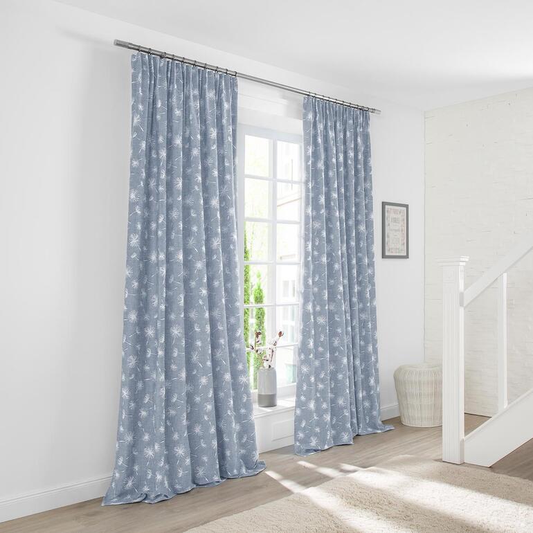 Helle Vorhänge in einem modernen Raum mit Fensteransicht.