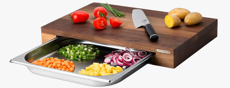 Profi-Schneidbrett aus Holz mit Auffangschale und buntem Gemüse.