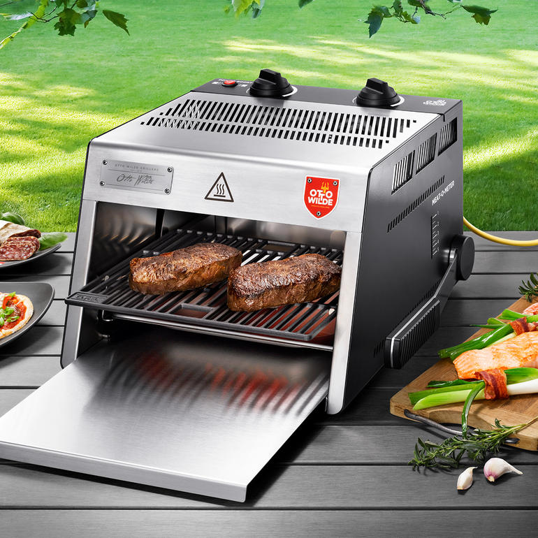 O.F.B. Hochtemperatur-Grill O.F.B. Hochtemperatur-Grill im Freien mit gegrilltem Fleisch und frischen Zutaten.