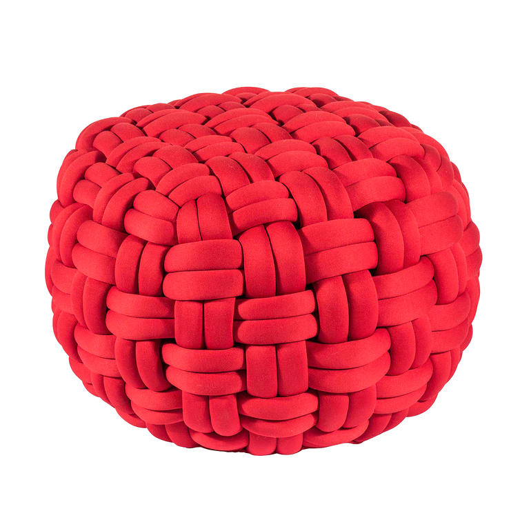 Roter geflochtener Pouf in Nahaufnahme vor weißem Hintergrund.