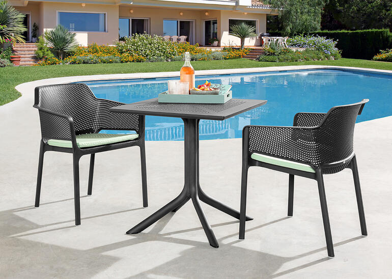 Gartensitzgruppe mit Tisch und zwei Stühlen am Pool