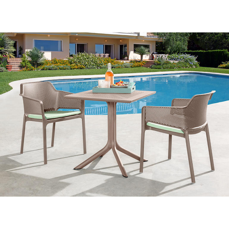 Taupe Gartensitzgruppe mit Tisch und zwei Stühlen in hellem Farbton am Pool