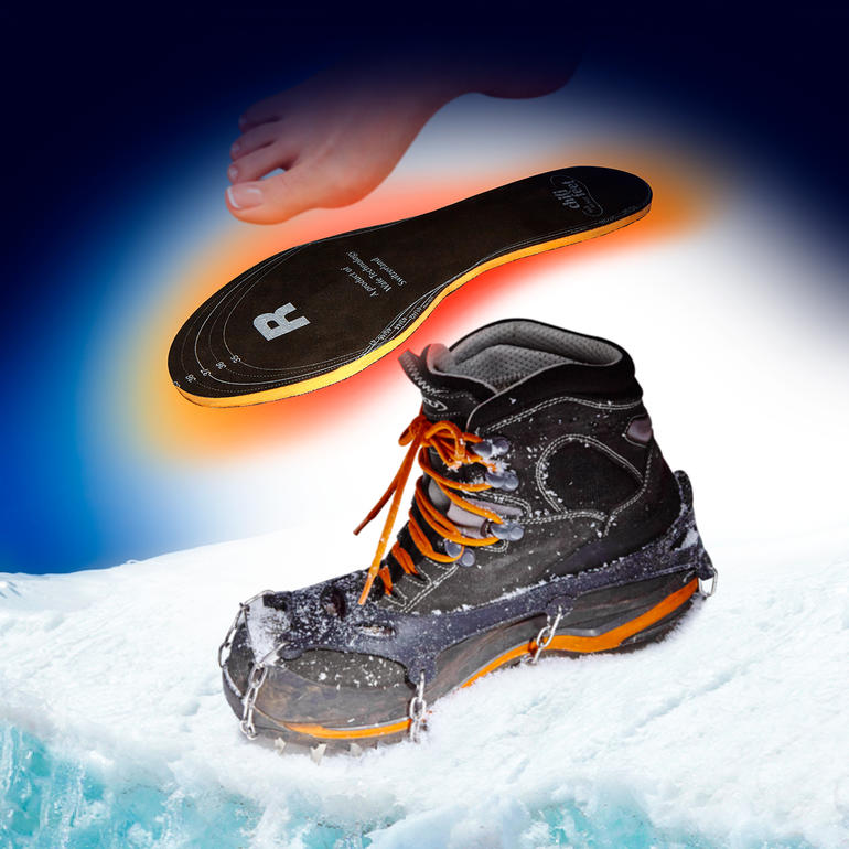 Chili-feet Wärmesohlen mit einem Schuh und einem Fuß auf Eis