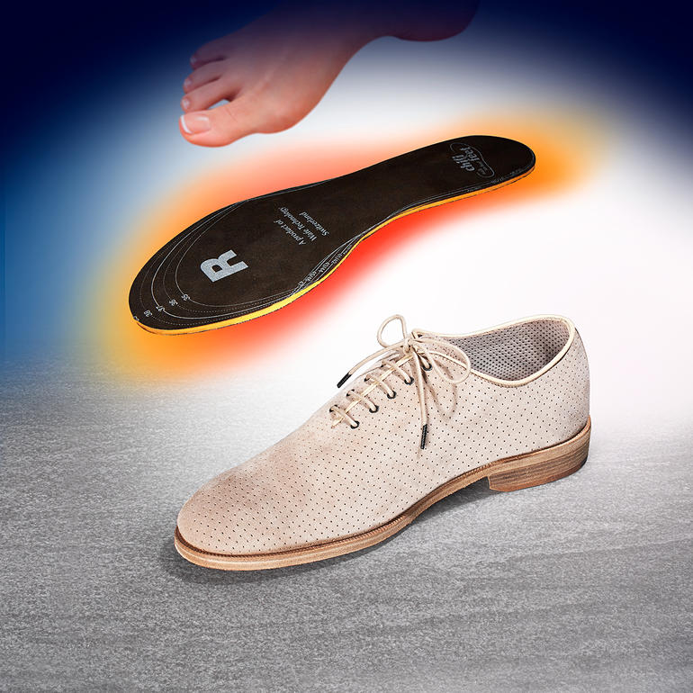 chili-feet Wärmesohlen, Paar Chili-feet Wärmesohlen und ein Schuh auf einer grauen Oberfläche