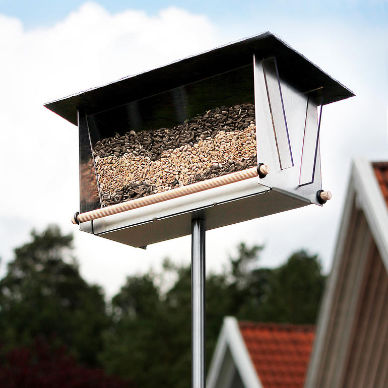 Rechteckig Rechteckiges Vogelfutterhaus mit Sichtfenster auf einem hohen Ständer