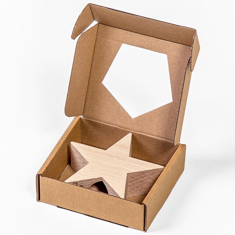 Verpackung mit Holzstern in neutraler Farbe