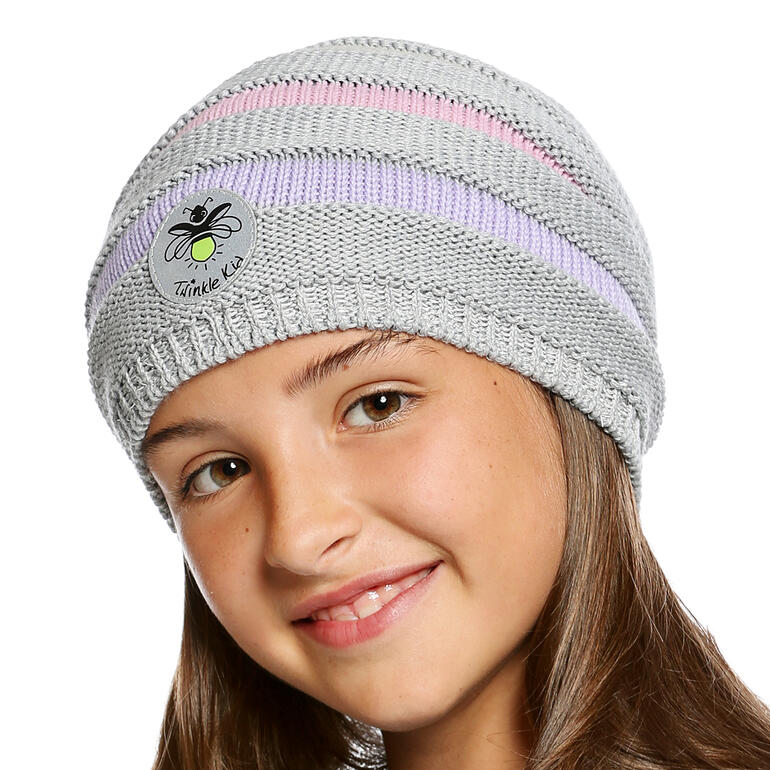 Pastell Mädchen in grauer Reflektor-Beanie mit bunten Streifen.