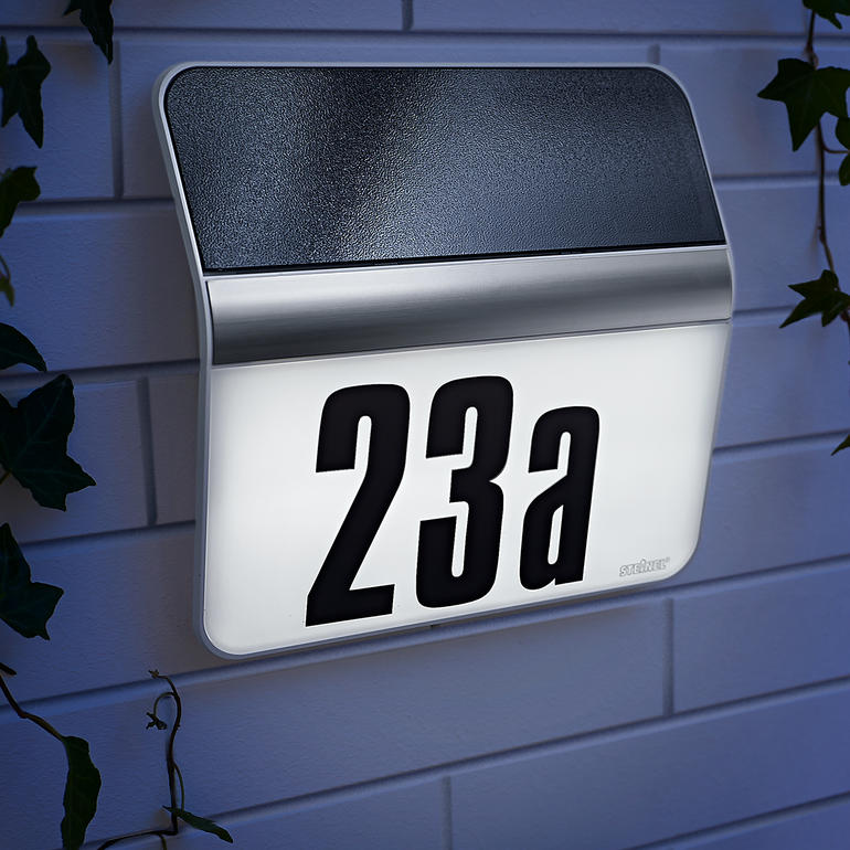 Hausnummernleuchte an einer Wand mit der Nummer 23a.