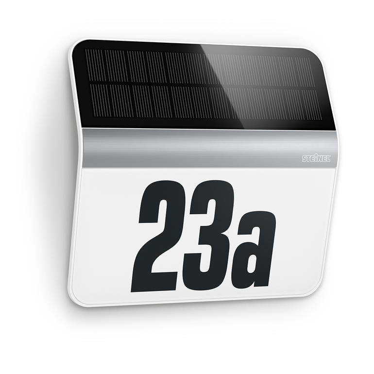 Hausnummernleuchte XSolar Solarbetriebene Hausnummernleuchte mit der Nummer 23a.