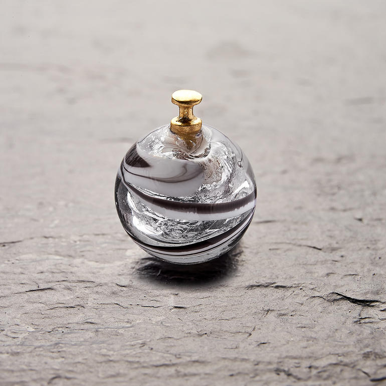 Muranoglas-Wechselperle in schwarz/weiß.