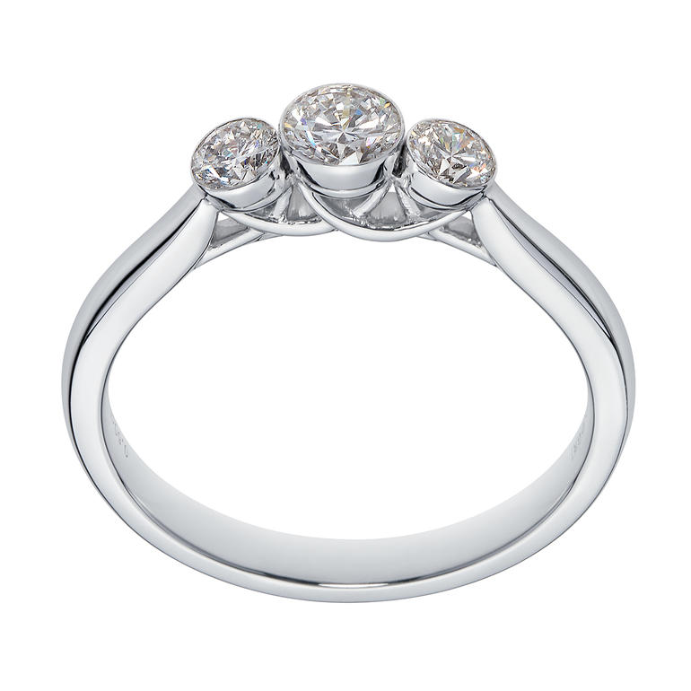 Ring mit drei schwebenden Diamanten auf silbernem Band