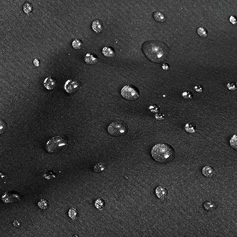 Schmutz- und Wasserabweisend dank Spezialimprägnierung mit Lotoseffekt. Wassertropfen auf dem Stoff der Berghaus ThinDown-Jacke