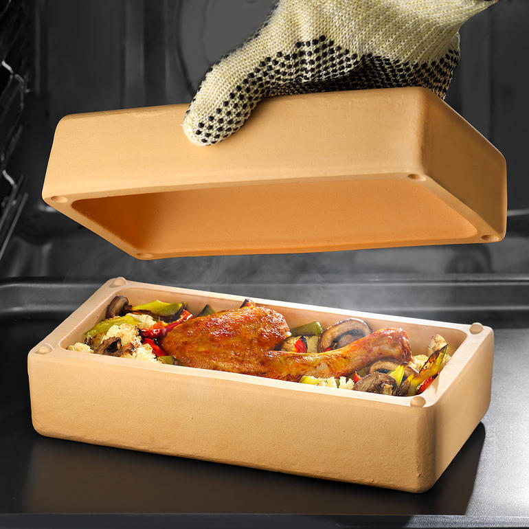 Natur RÖMERTOPF® BBQ Brick mit Hähnchenkeule und Gemüse im Innenraum, Deckel wird angehoben.