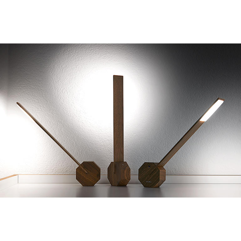 Mit variierbarem Lichteinfall – dank Standfuß in Oktagon-Form. Drei Tischleuchten Octagon One in unterschiedlicher Höhe