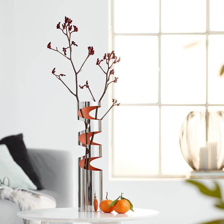 LOOM Vase mit Ästen in einem modernen Raum.