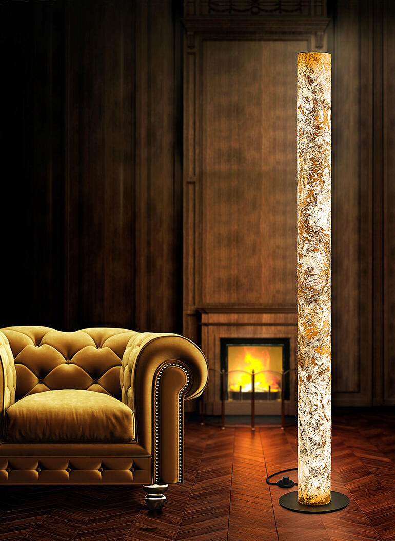 Design-Schiefer-Leuchte in elegantem Raum neben einem Sofa.