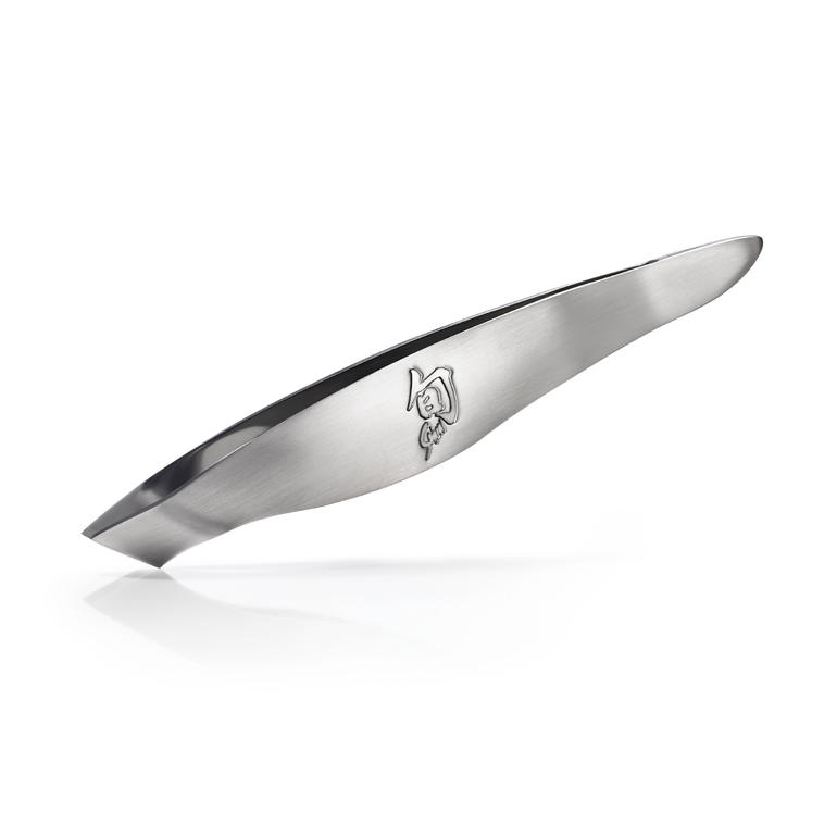 Die ergonomische Edelstahl-Pinzette liegt optimal in der Hand. Edelstahl-Grätenpinzette von KAI auf einem weißen Hintergrund.