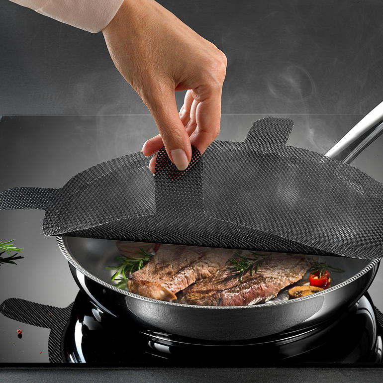 Hand hebt einen NoStik® Spritzschutz über eine Pfanne.