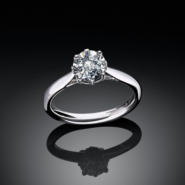 Diamantring Illusion-Setting Diamantring im Illusion-Setting mit rundem, funkelndem Diamanten.