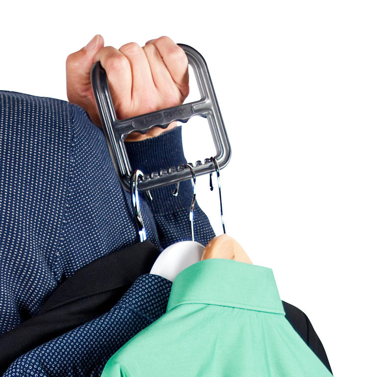 Mit nur einer Hand: bis zu 9 Kleiderbügel einfach transportieren. Hand mit einem Aufhänger, trägt mehrere Kleidungsstücke auf einem Kleiderbügel.