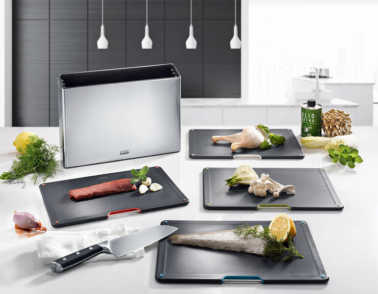 Kompakter Schneidbrett-Organizer mit fünf scharfen Brettern auf einer Küchenarbeitsfläche