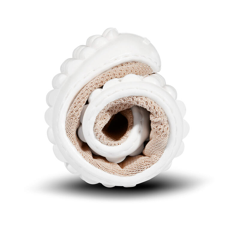 8 mm dünn und extrem flexibel: die Noppensohle aus Lifolit®. Komprimierter Barfuß-Sneaker aus elastischem Material in Rollenform.