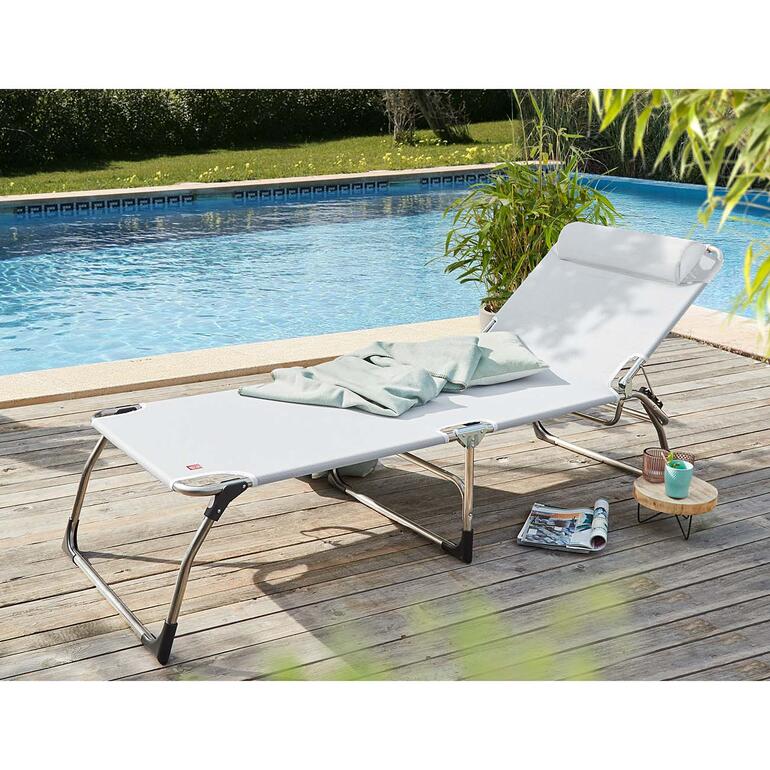 XXL-Dreibeinliege in silbergrauer Farbe am Pool.