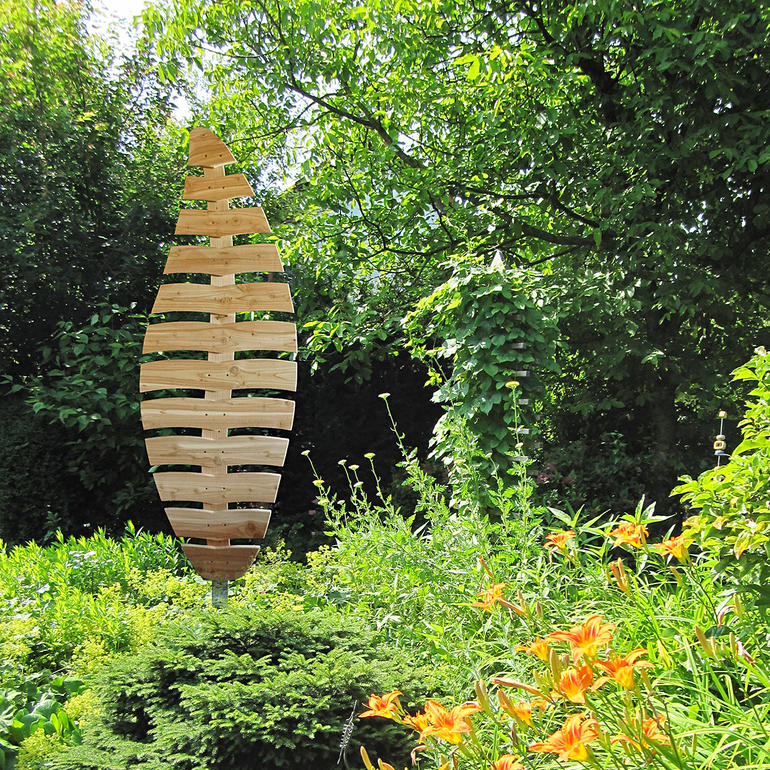 Rankhilfe Holz-Rankhilfe in Form eines Blattes im Garten