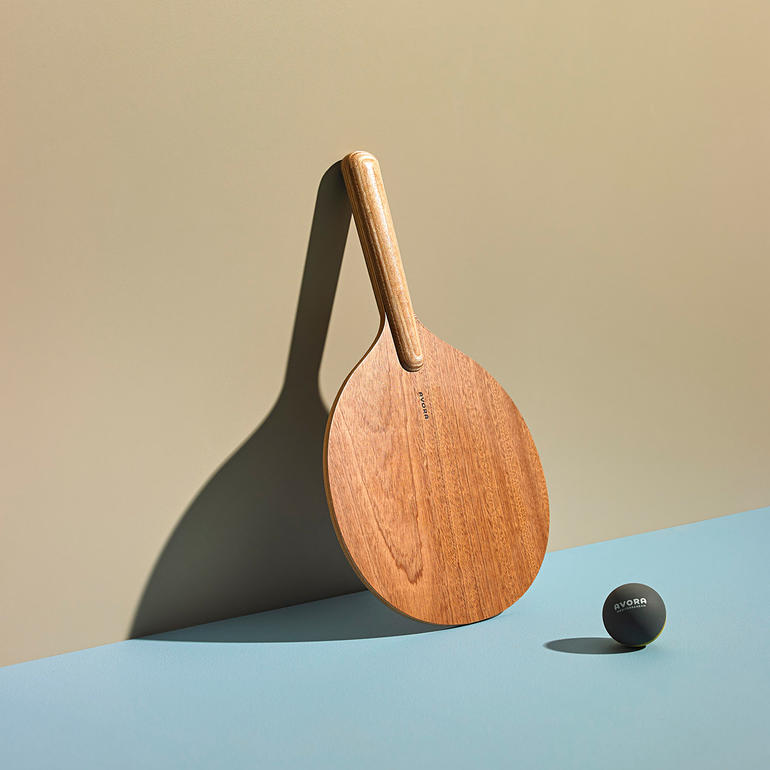 Beachball-Spiel, Braun Holz-Beschleuniger für Beachball mit schwarzem Ball auf blauem Untergrund.