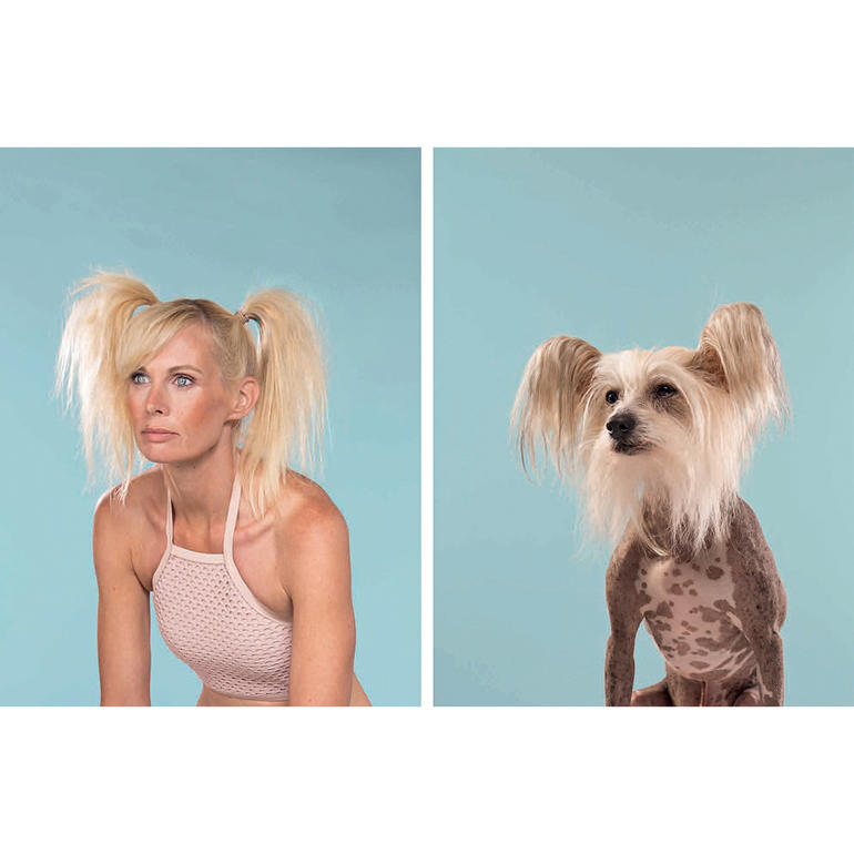 Solch humorvolle Motiv-Duos von Hundehaltern und ihren tierischen Partnern gilt es aufzuspüren. Frau mit hohem Dutt und Hund im Matching-Look, auf hellblauem Hintergrund.