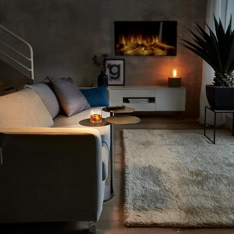 Beistelltisch MALO im Wohnzimmer mit gemütlichem Licht und Pflanzen