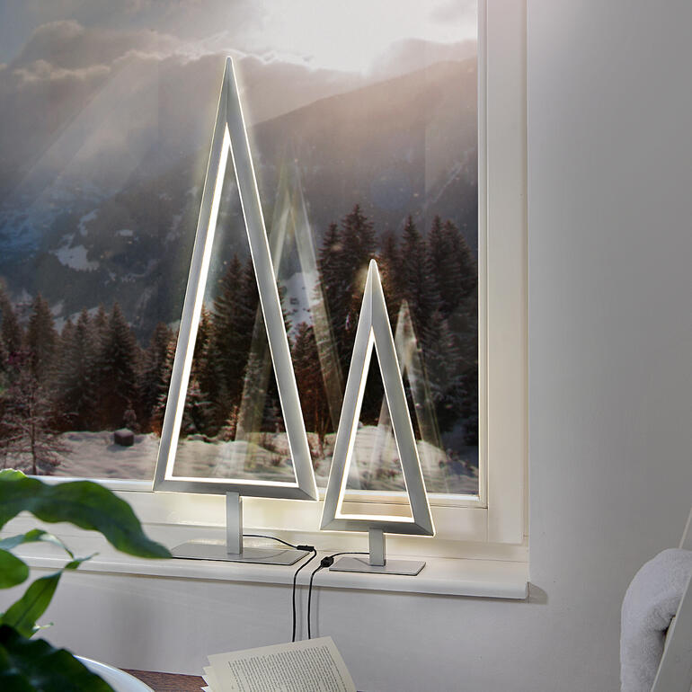Zwei LED-Tannenbäume, einer groß und einer klein, beleuchtet am Fenster.