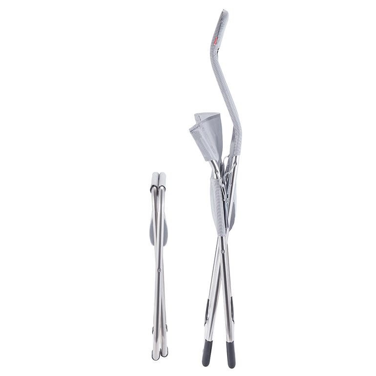 Unkompliziert und platzsparend zu verstauen: Sessel geklappt 13 cm schmal / Hocker geklappt 8 cm schmal. Gefalteter Fiam Klappsessel und Fußhocker.