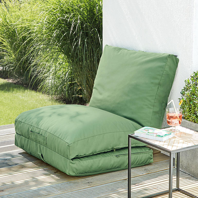 Einfach ein Abteil hochklappen und an eine Wand oder Balkonbrüstung anlehnen – schon ein bequemer Sessel. 4-in-1-Gästematratze als Sitzgelegenheit im Garten.