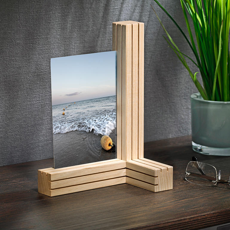 Vario-Bilder-/Kartenhalter aus Holz mit Foto am Strand.